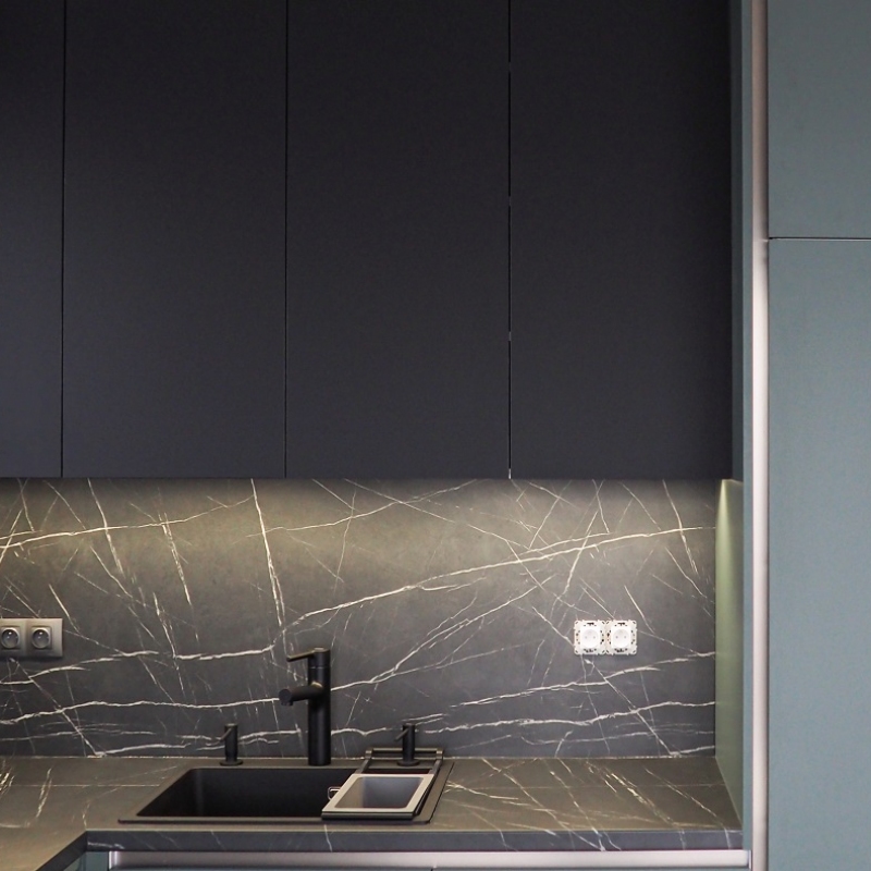 kuchyně s imitací mramoru