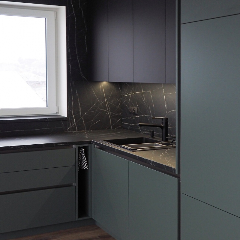 kuchyně s černými skříňkami