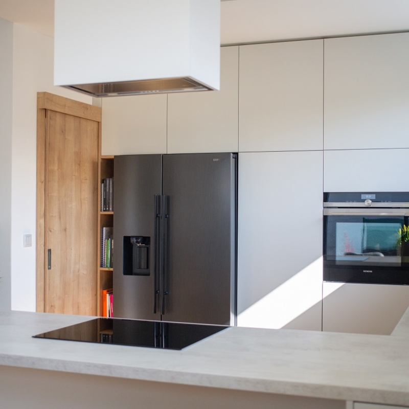 kuchyně s americkou lednicí