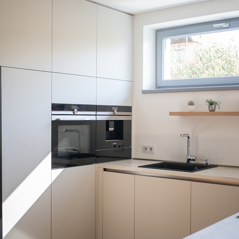 kuchyně s černým dřezem