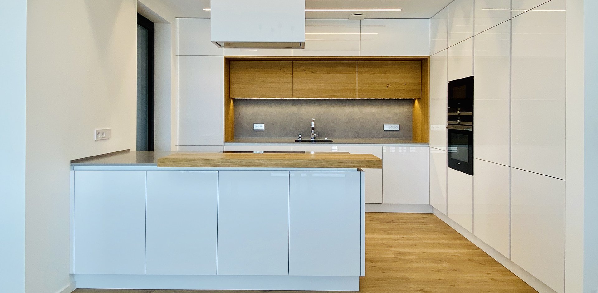 Bílá lesklá kuchyně  - 2