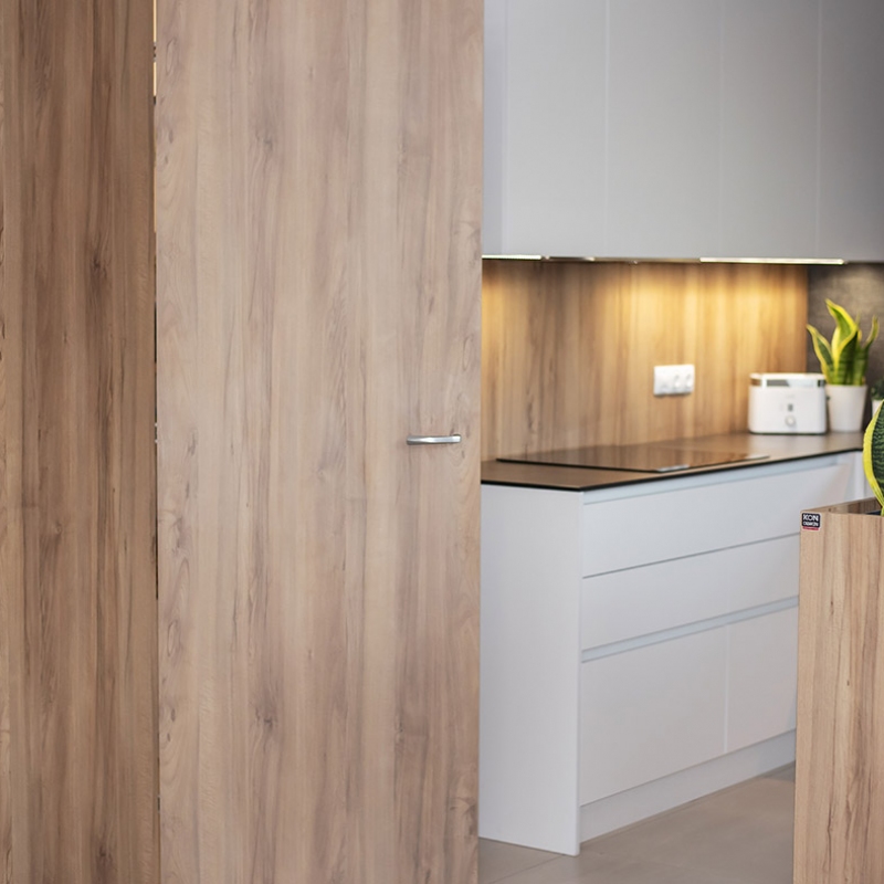 kuchyně s dveřmi do spíže 1