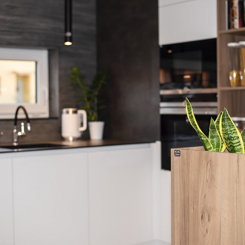 kuchyně s tmavou stěrkou