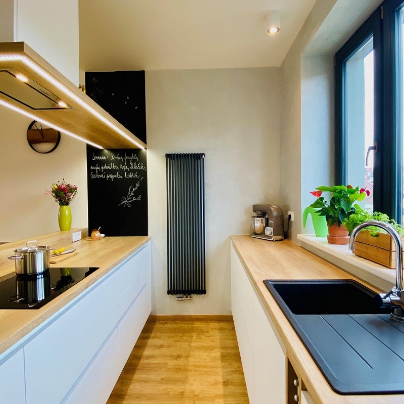 kuchyně s černou tabulí