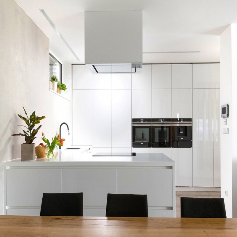 kuchyně bílá lesklá