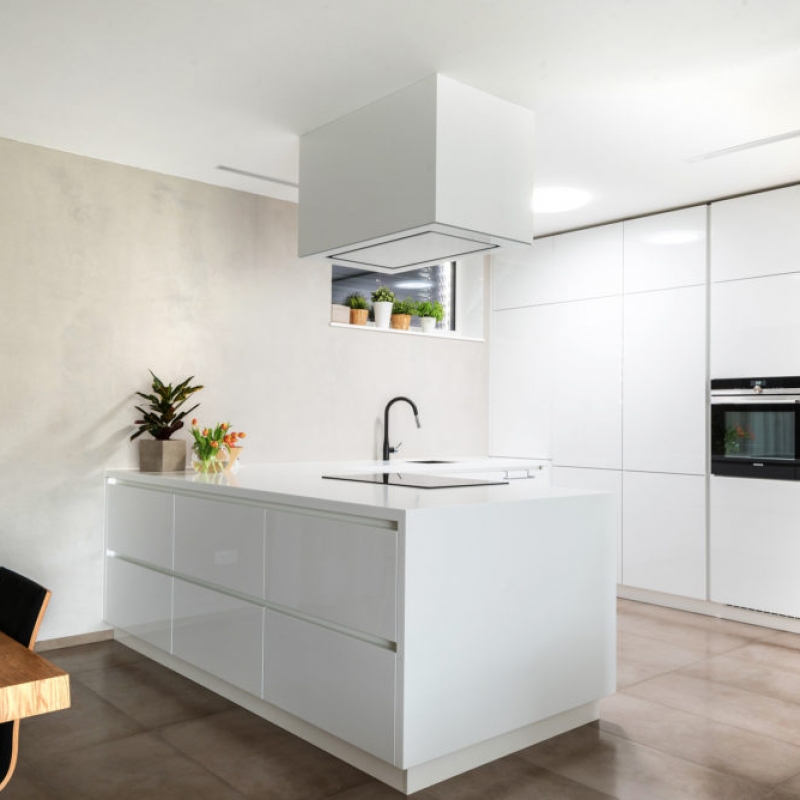 kuchyně s velkým odsavačem