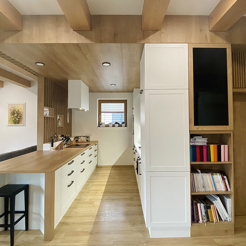 kuchyně s dřevěným rastrem