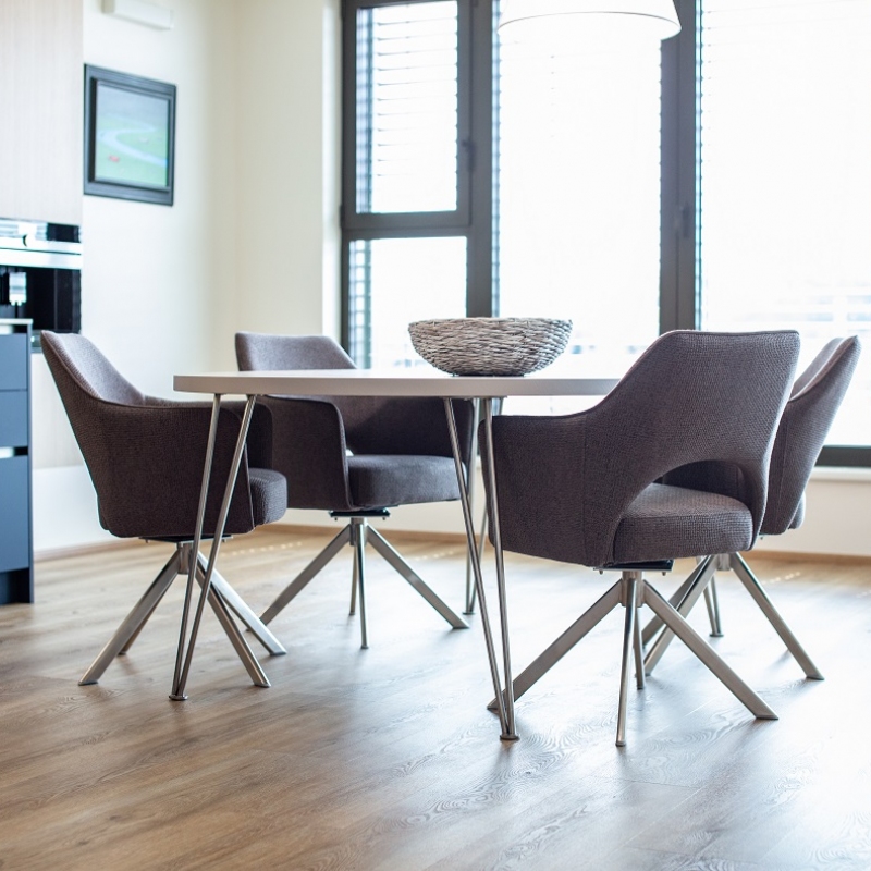 kuchyně s oválným jídelním stolem