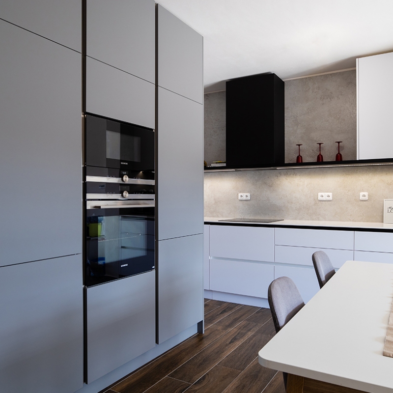 kuchyně bílo šedá