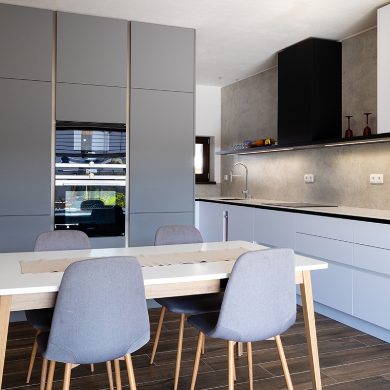 kuchyně s černým odsavačem