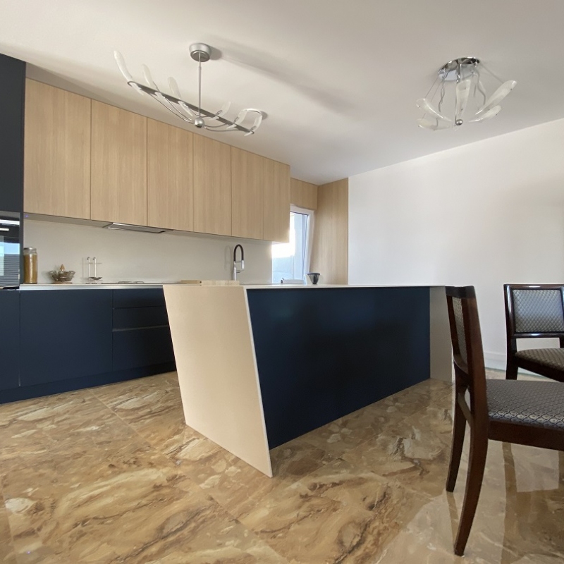 kuchyně se zkoseným ostrůvkem