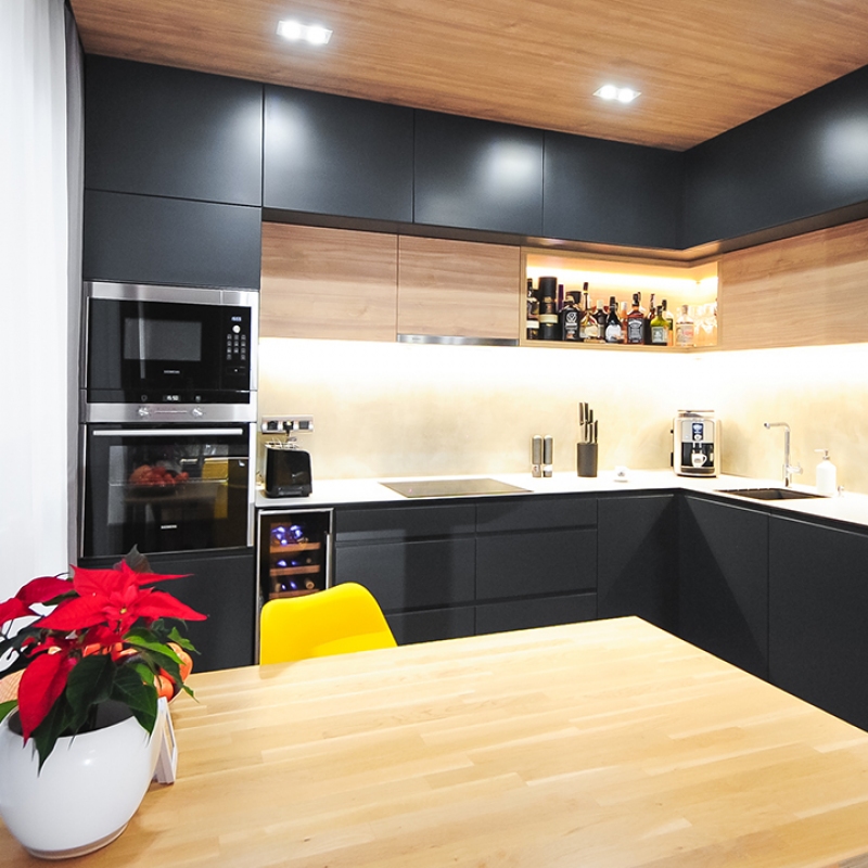 kuchyně s dřevěným podhledem