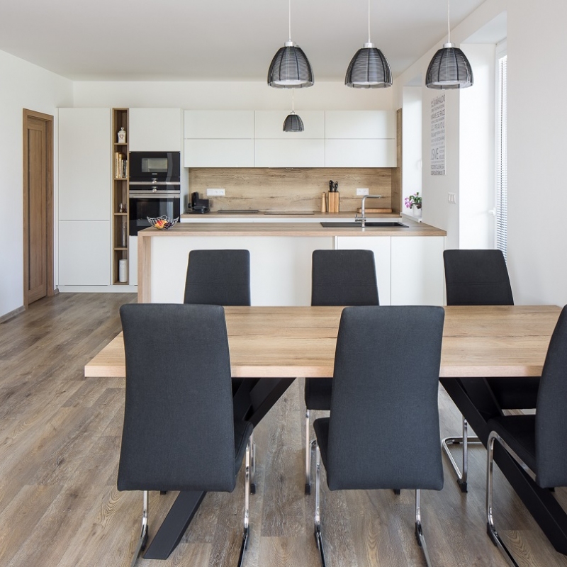 kuchyně bílý mat s dubem halifax