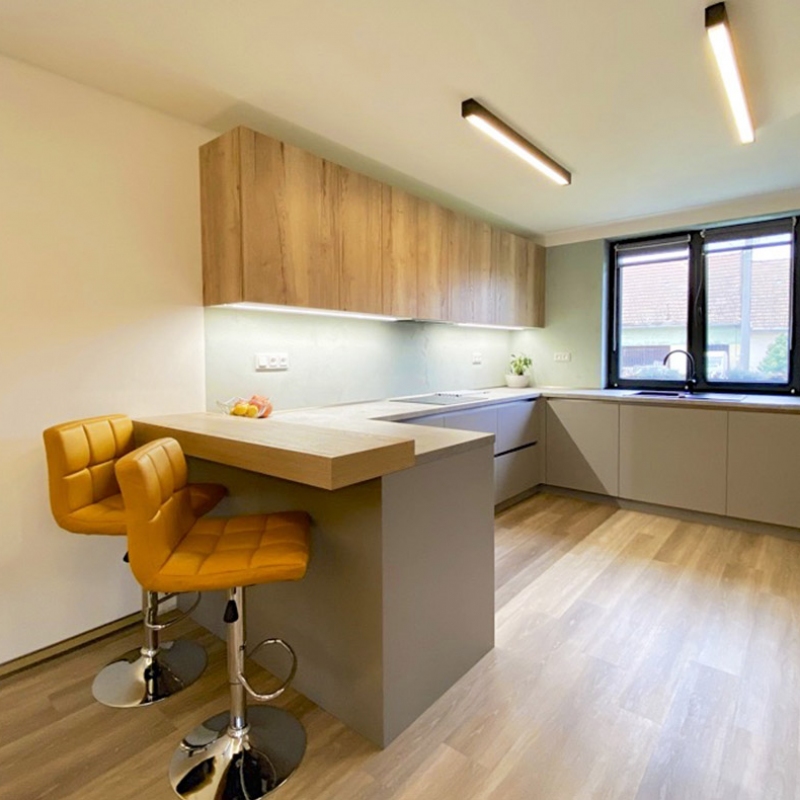 kuchyně s dřevodekorem