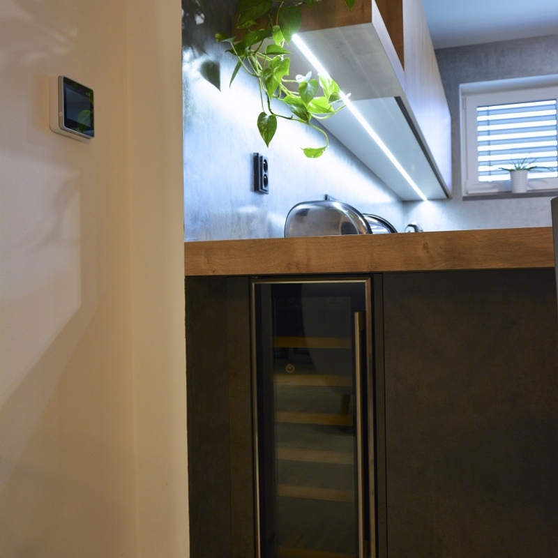 kuchyně s vinotékou