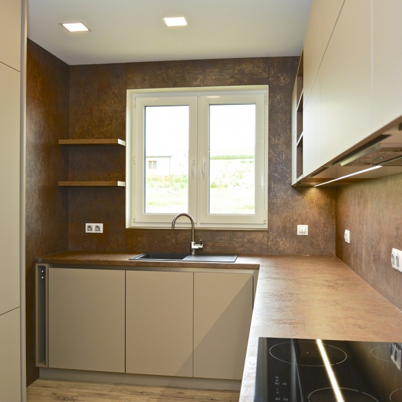 kuchyně s dřezem pod oknem