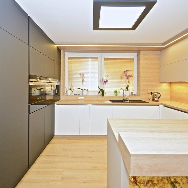 kuchyně s dřezem pod oknem