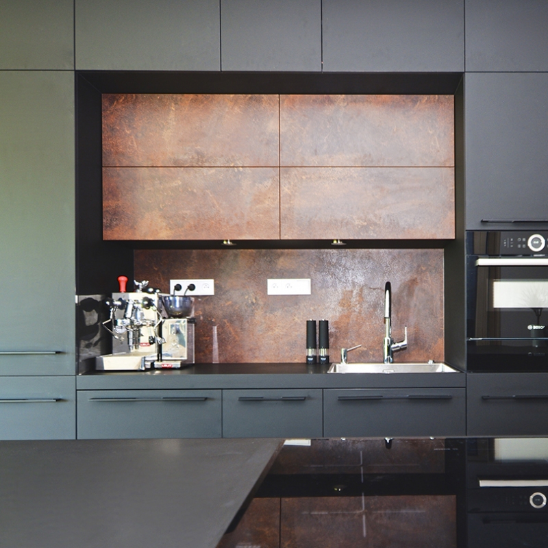 tmavá kuchyně s bronzem