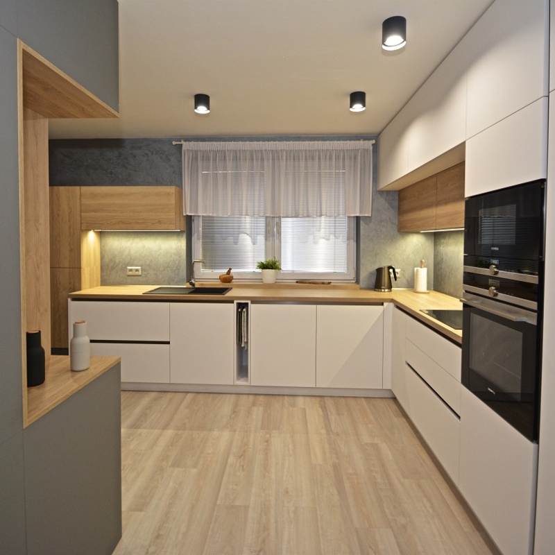 kuchyně bílo šedá