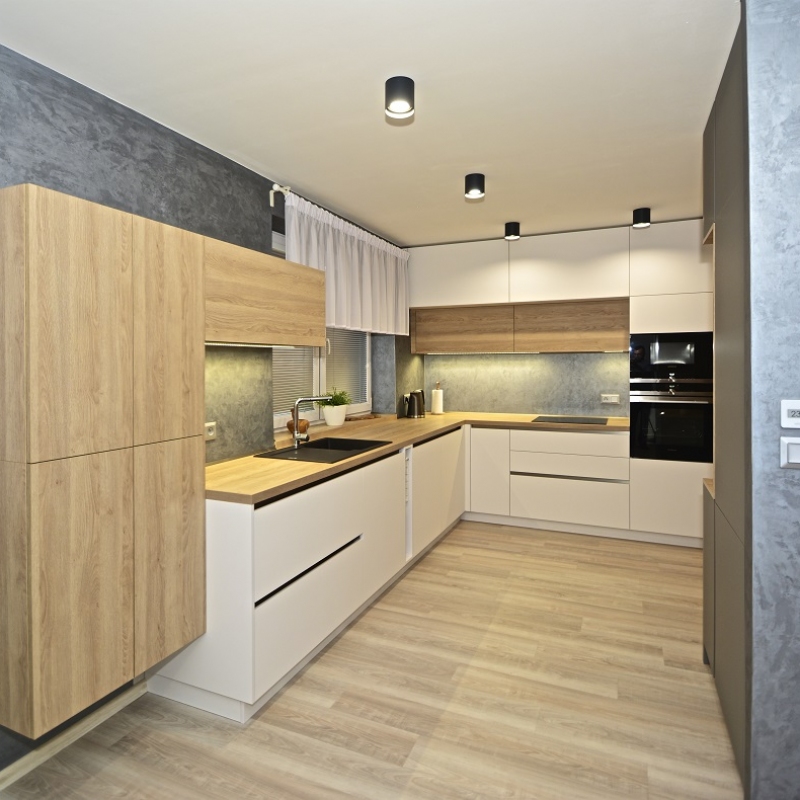 kuchyně s šedou stěrkou