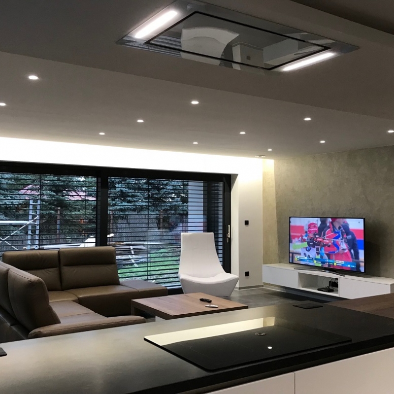 kuchyně se stropním odsavačem