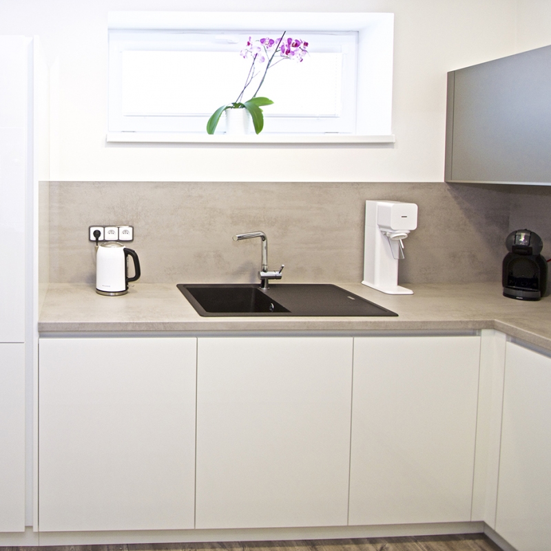 kuchyně s granitovým dřezem