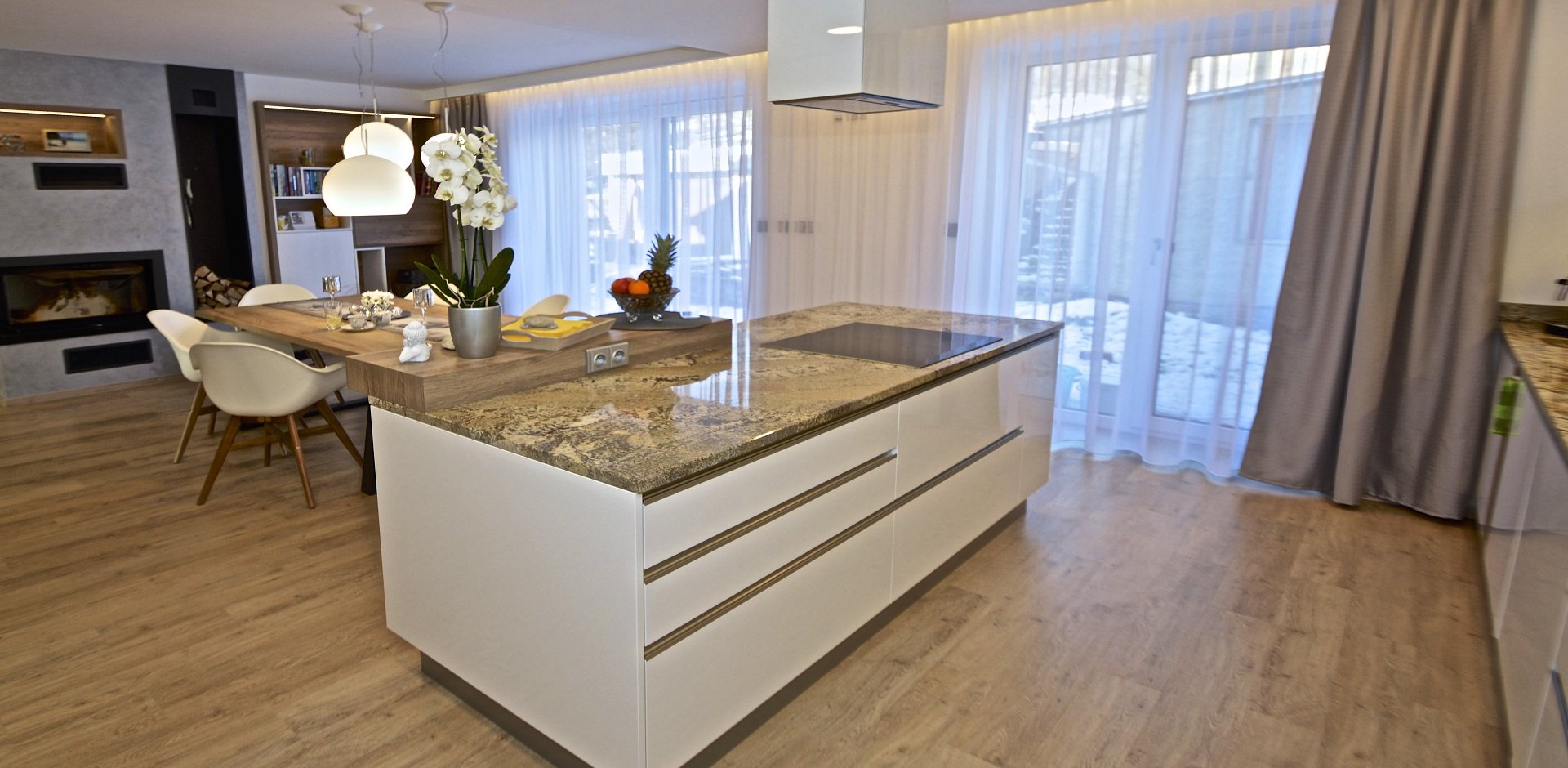 Kuchyně se skleněnou roletou - 1