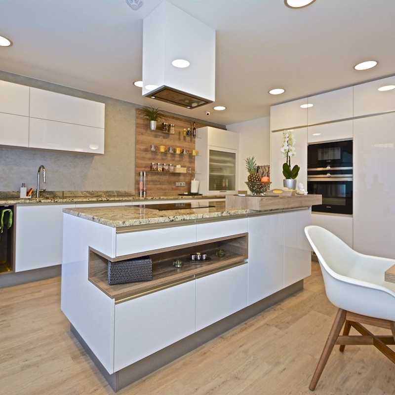 kuchyně bílá lesklá