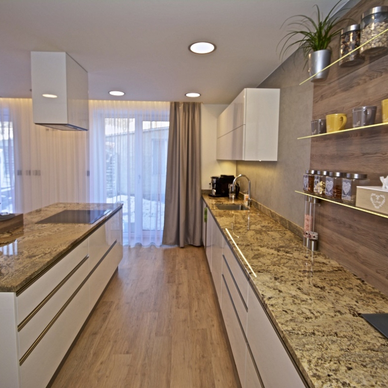 kuchyně s žulovou deskou