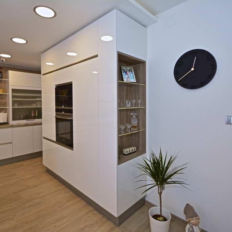 kuchyně s potravinovou skříní