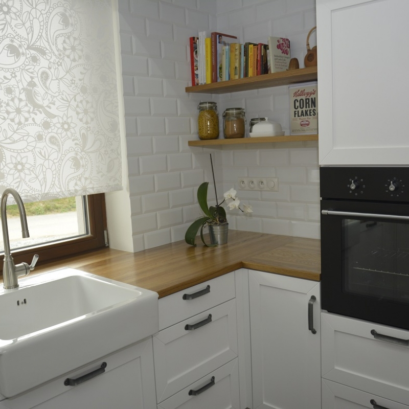 kuchyně s keramickým dřezem