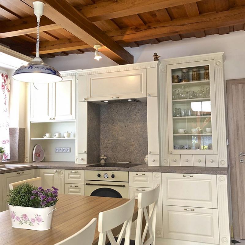 kuchyně s dřevěným stropem