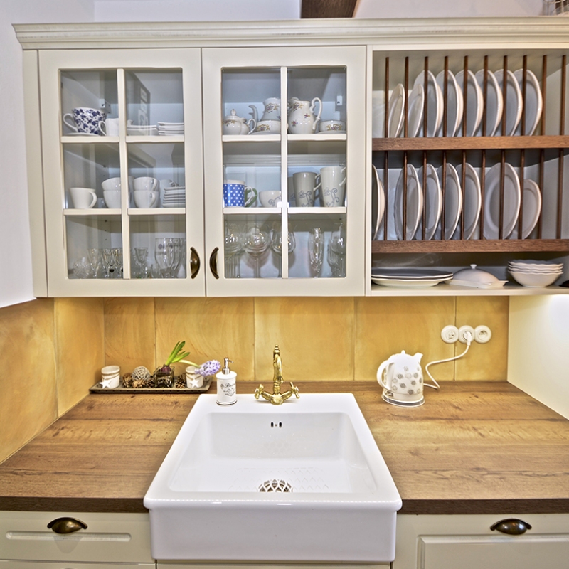 kuchyň s pořadačem na talíře