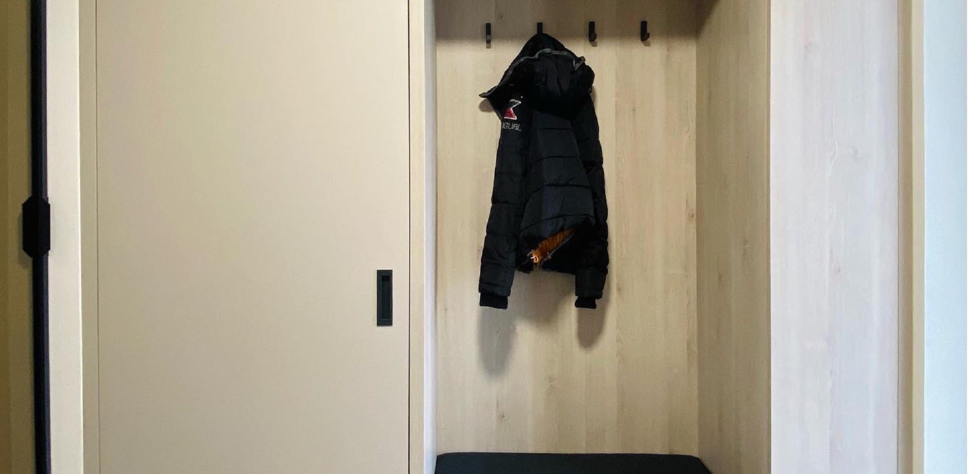 Předsíň s dveřmi do šatny - 1