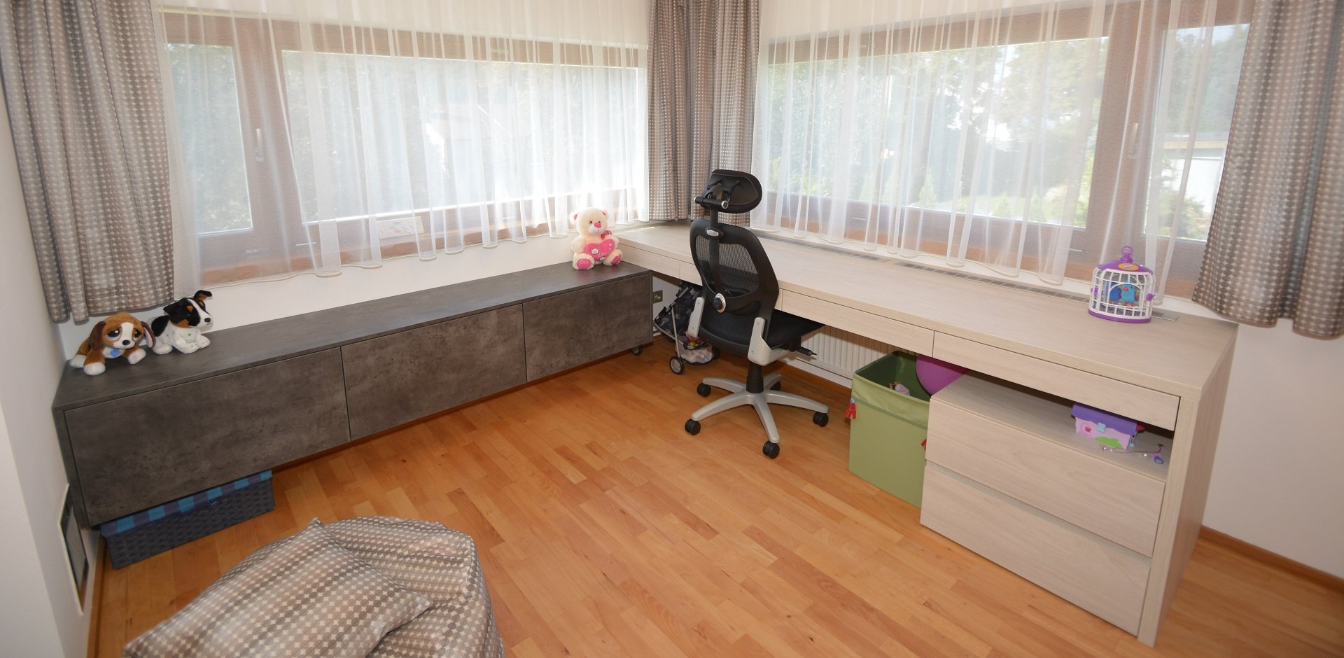 Dětský pokoj s velkým psacím stolem - 1