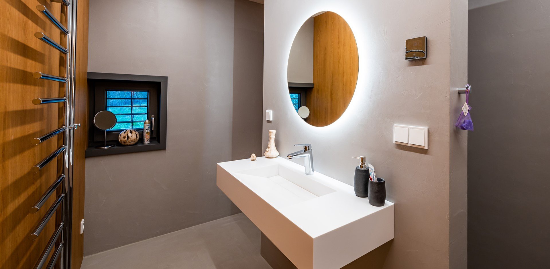 Koupelna s podsvíceným zrcadlem - 1