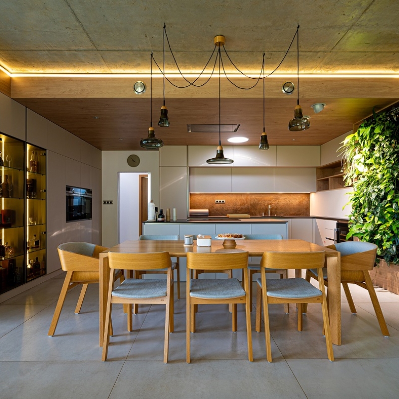 Kuchyně s velkým stolem