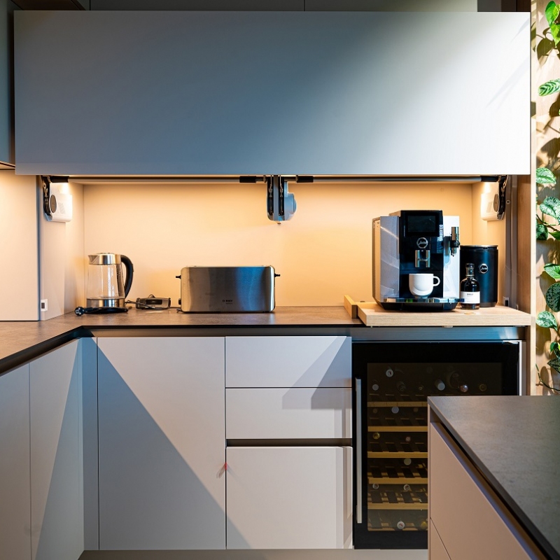 Kuchyně s výklopnými dvířky