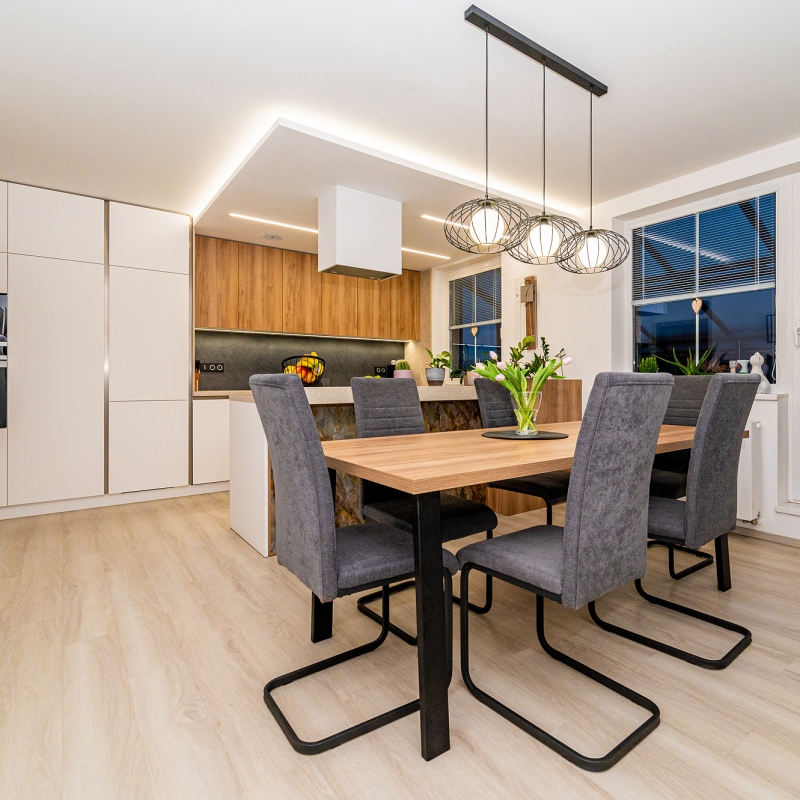 kuchyně s jídelním stolem