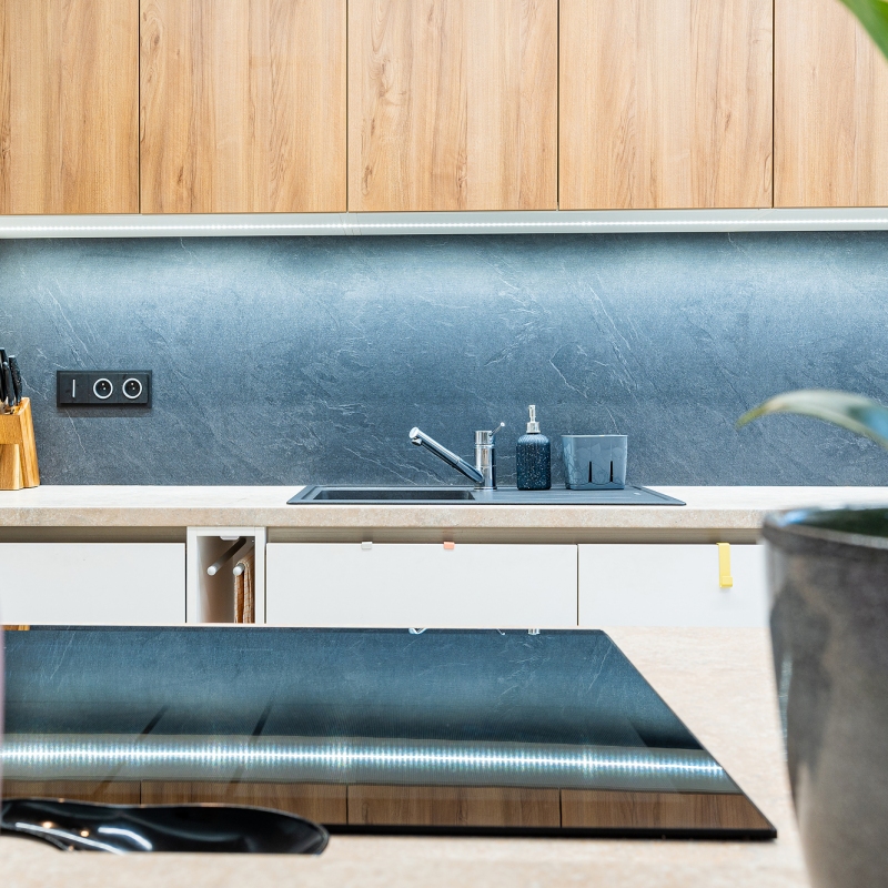 kuchyně s granitovým dřezem