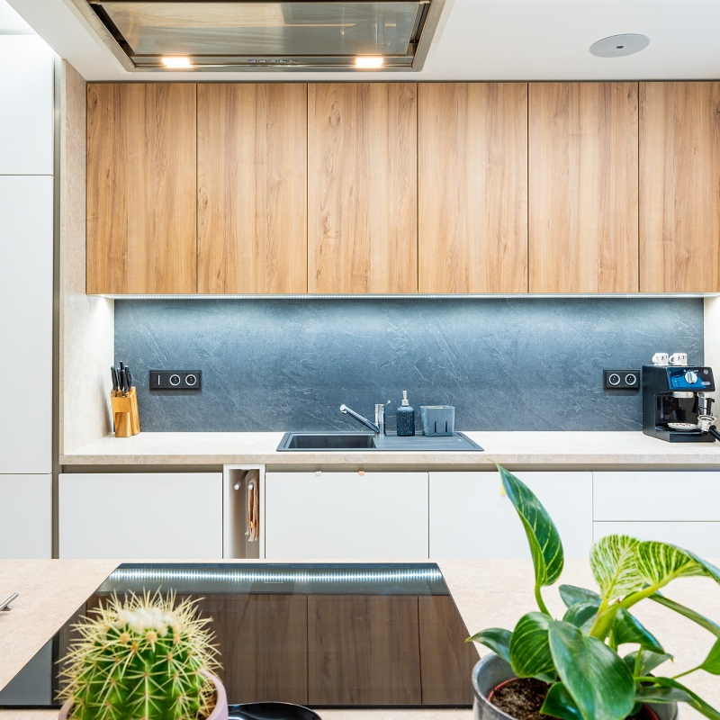 kuchyně s tmavou zástěnou 2