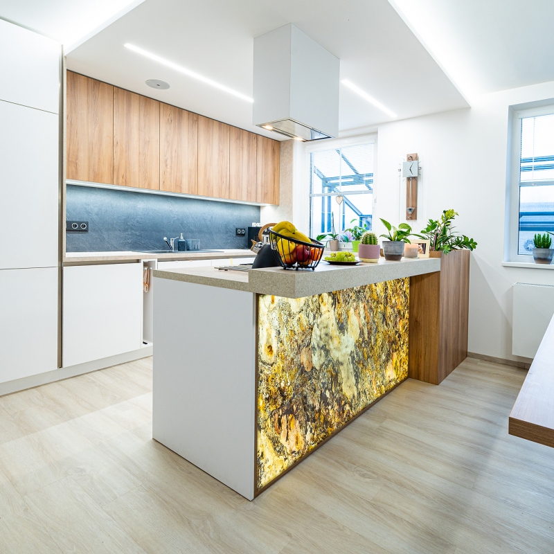 moderní kuchyně s ostrůvkovým odsavačem