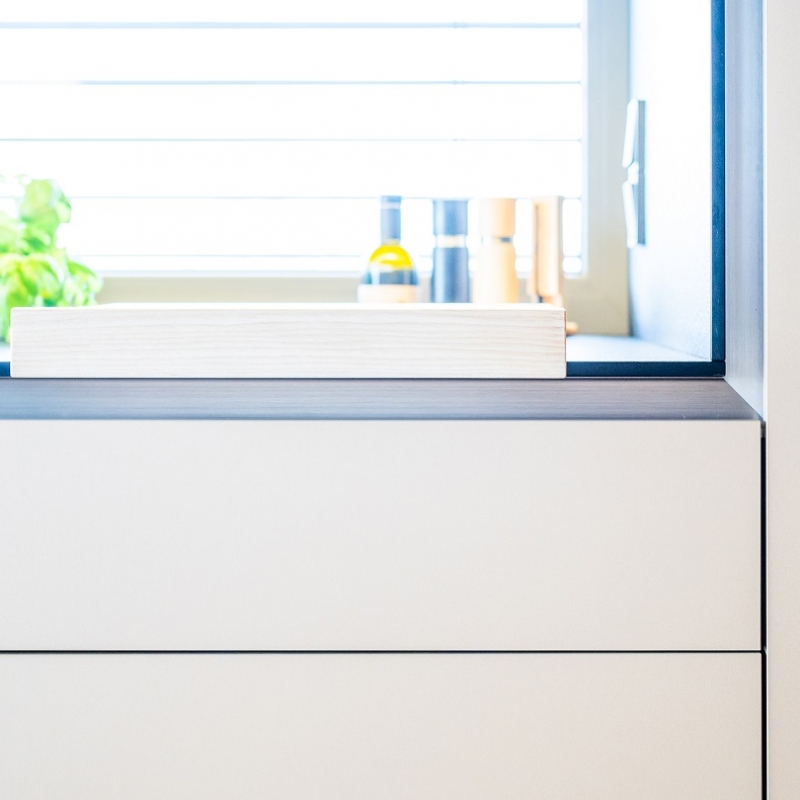 kuchyně s nerezovým profilem