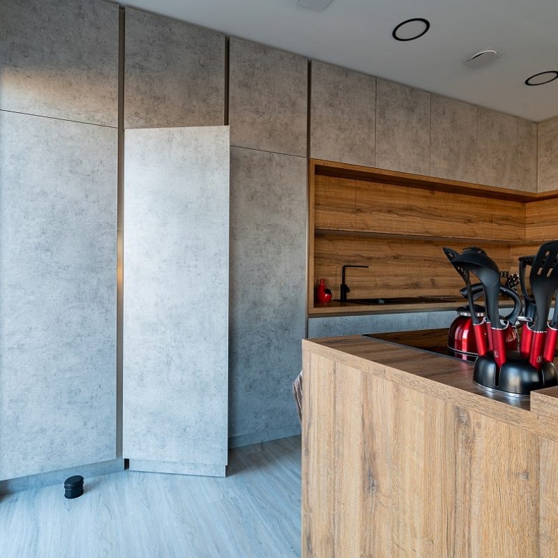 kuchyně s vysokými skříněmi