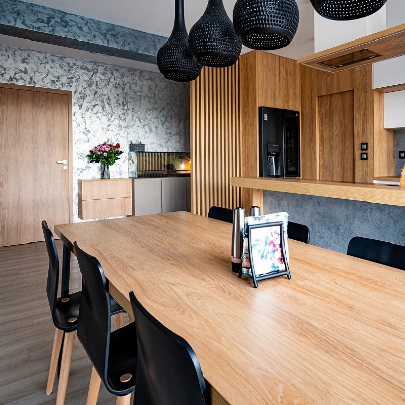 kuchyně s jídelním stolem