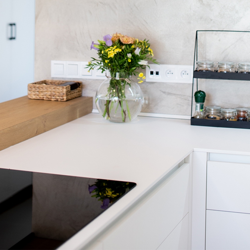 kuchyň s bílou kompaktní deskou