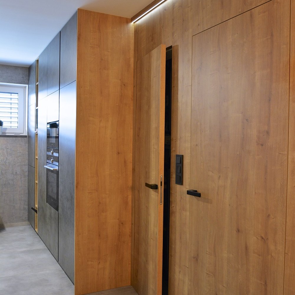 Dveře součástí obložení