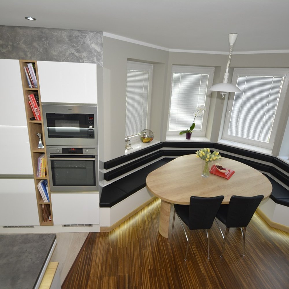 Jídelna s lavicí a stolem na míru