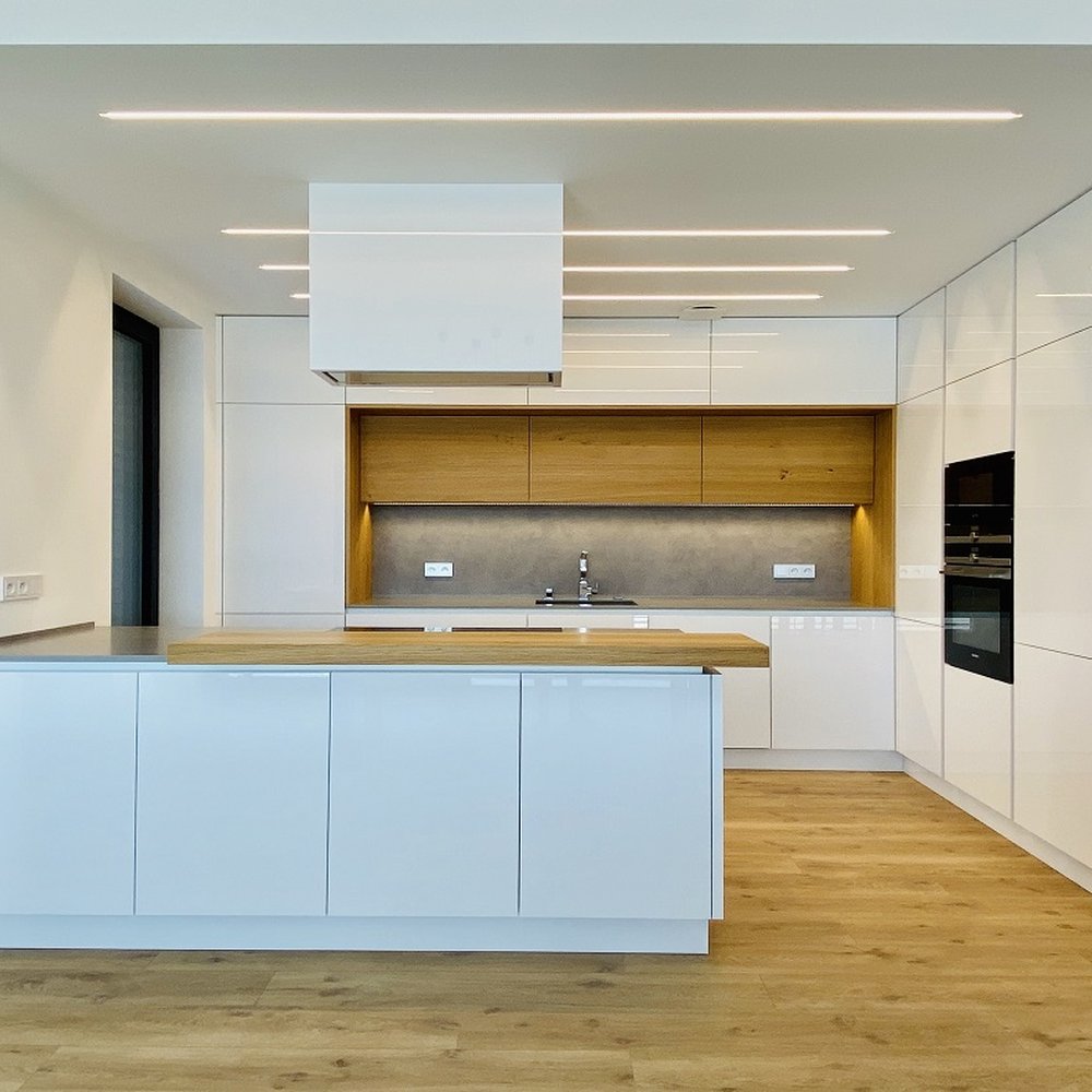 Kompletní interiér s dubovou dýhou