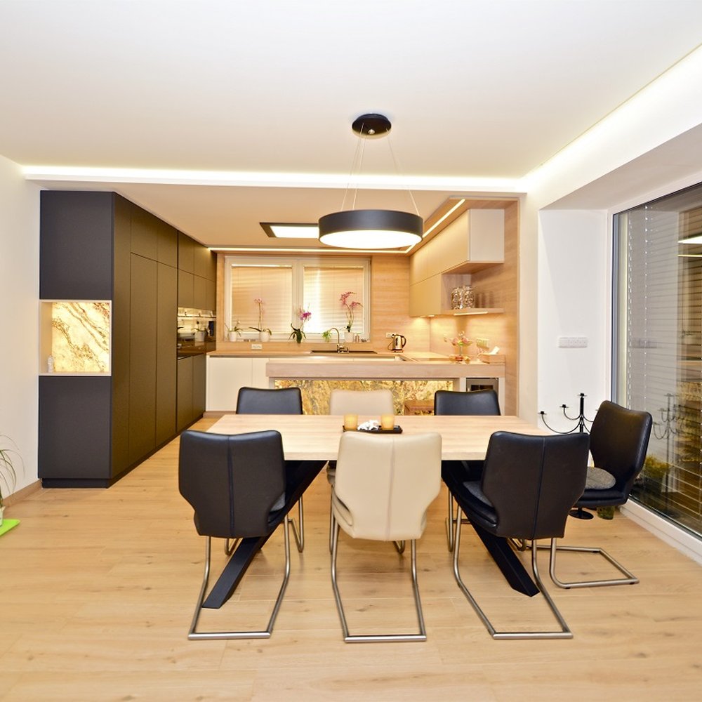 Kuchyně s kamennou dýhou